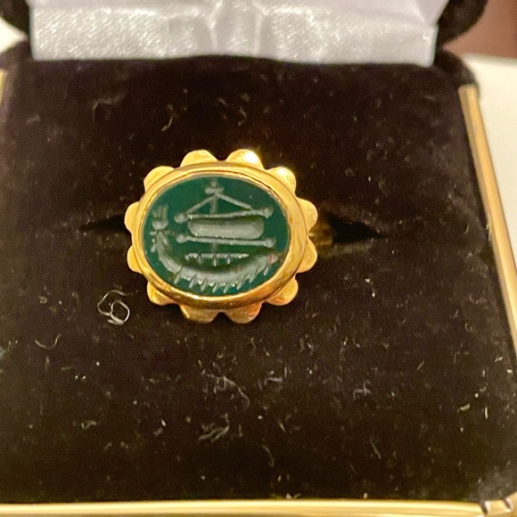 Estate 18k carved bloodstone Viking ship scalloped ring. US size 5 1/4. - Picture 4 of 11